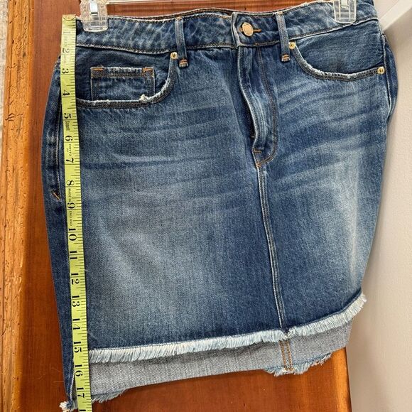Good American Step Hem Jean Denim Mini Skirt. Distressed Medium Wash. Size 8/29. - Picture 4 of 10